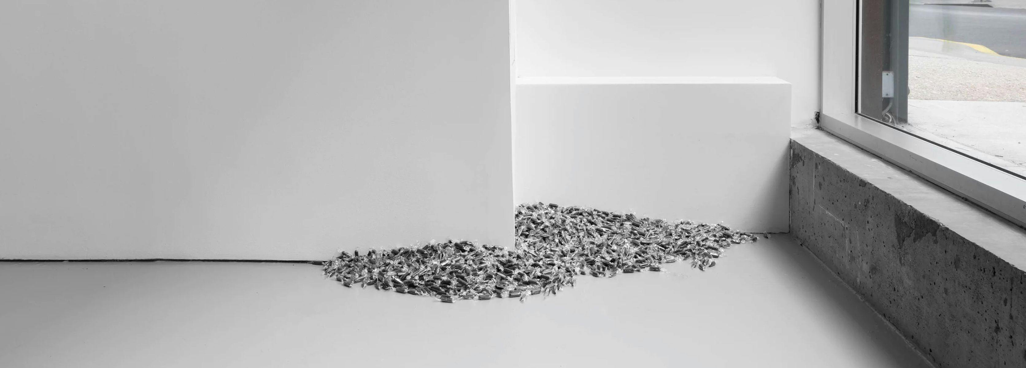 An installation view of Felix Gonzalez-Torres at David Zwirner