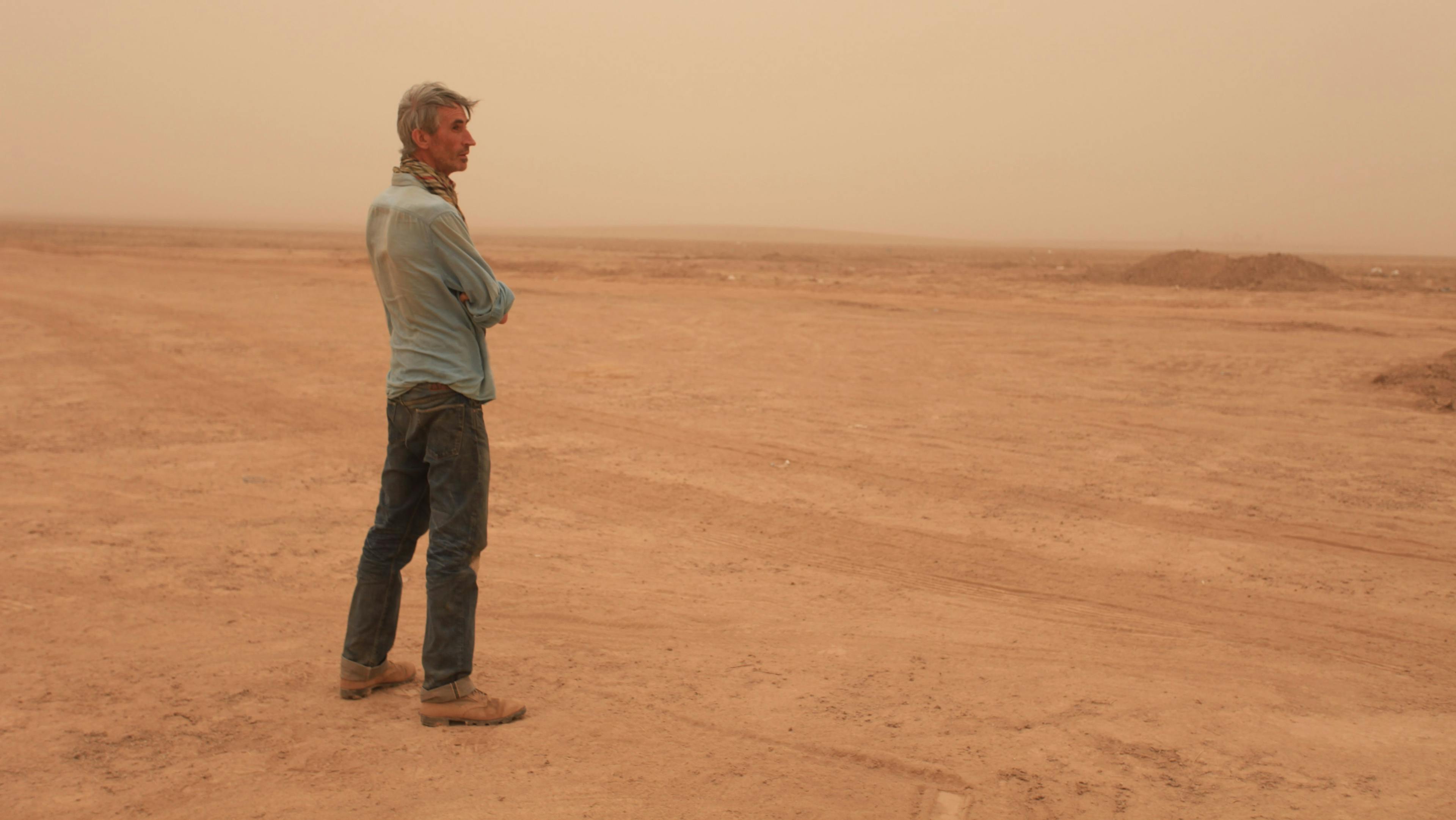 Francis Alÿs in Iraq, dated 2016. Photo by Akam Shex Hadi.