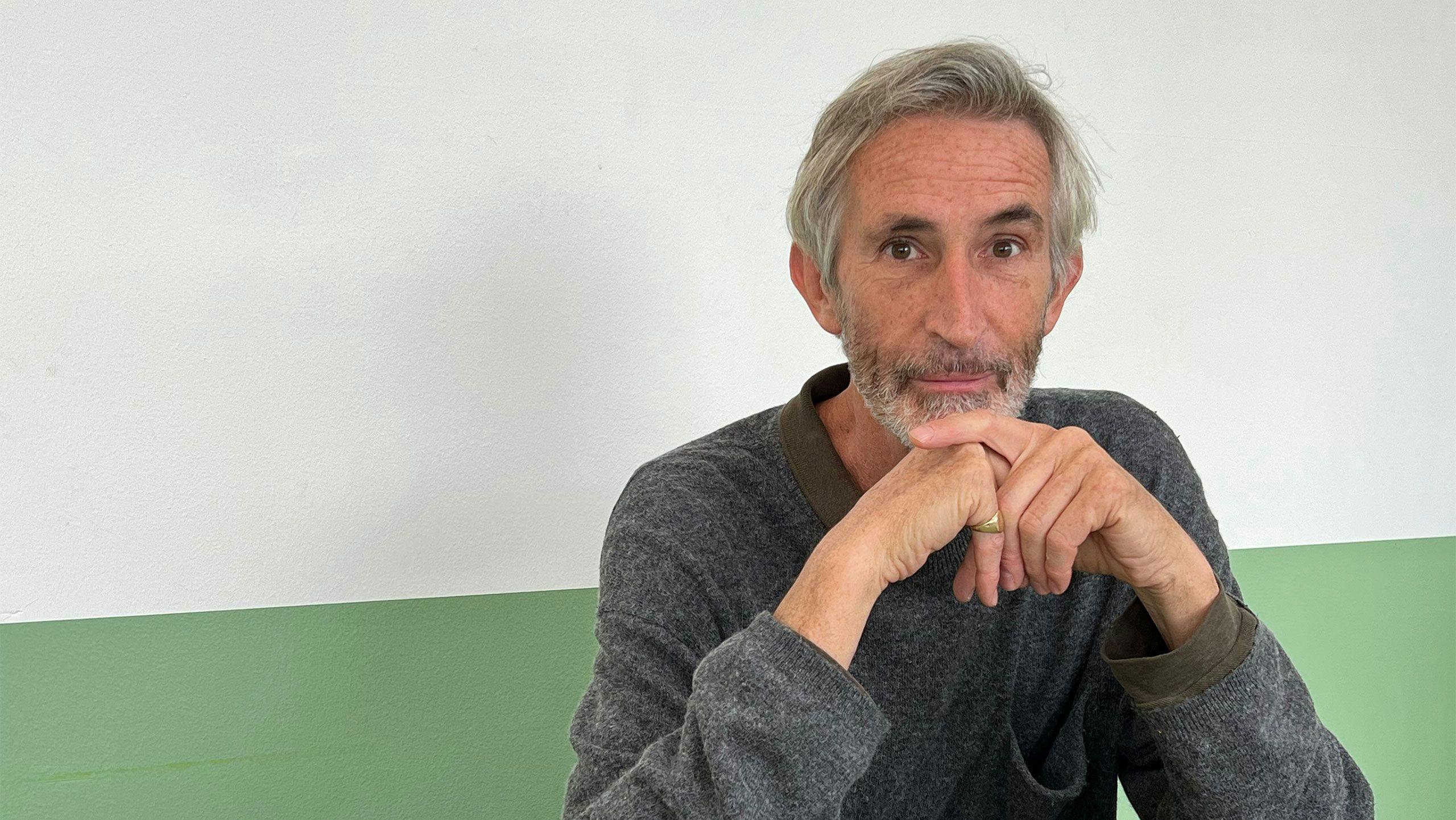 A photograph of Francis Alÿs by Louise Stigsgaard, dated 2022.